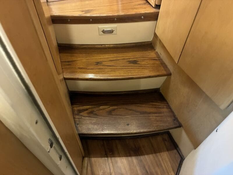Carver 455 Aft Cabin - Companion way steps