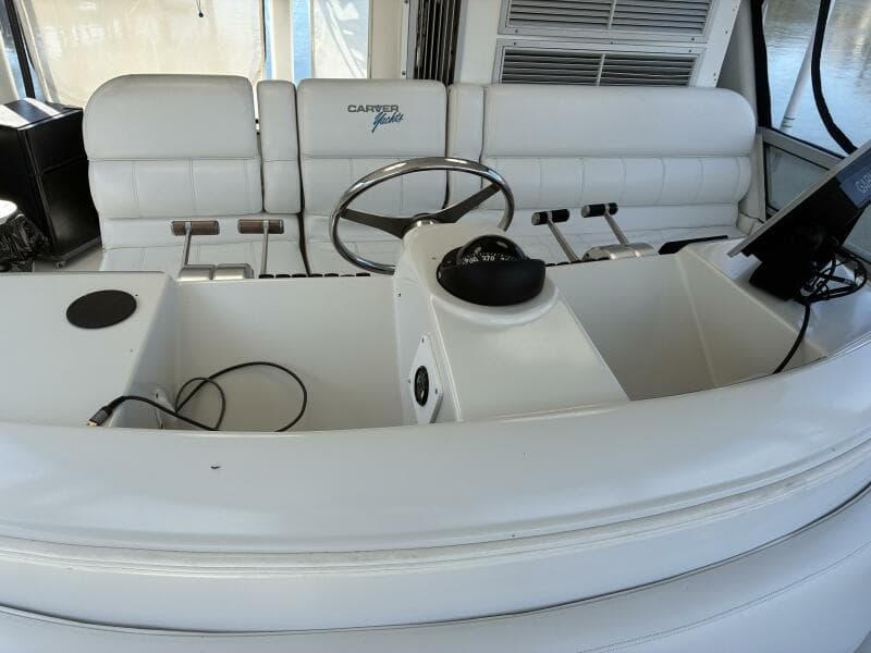 Carver 455 Aft Cabin - Flybridge helm seats