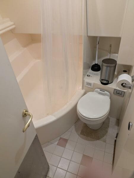 Carver 455 Aft Cabin - Guest head