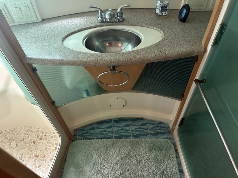 Carver 455 Aft Cabin - Master head