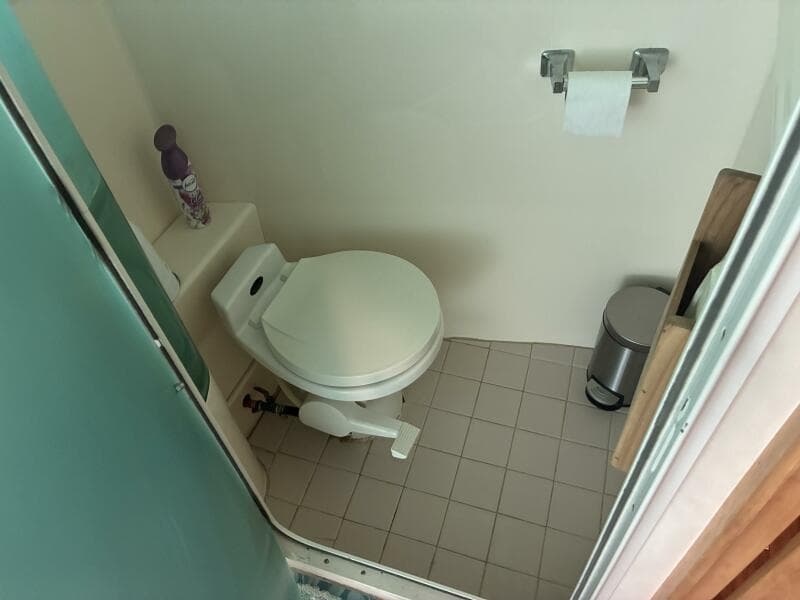 Carver 455 Aft Cabin - Master head