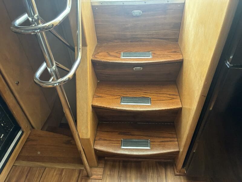 Carver 455 Aft Cabin - Companion way steps