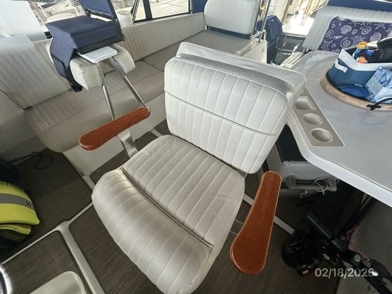 43' Mainship flybridge helmseat