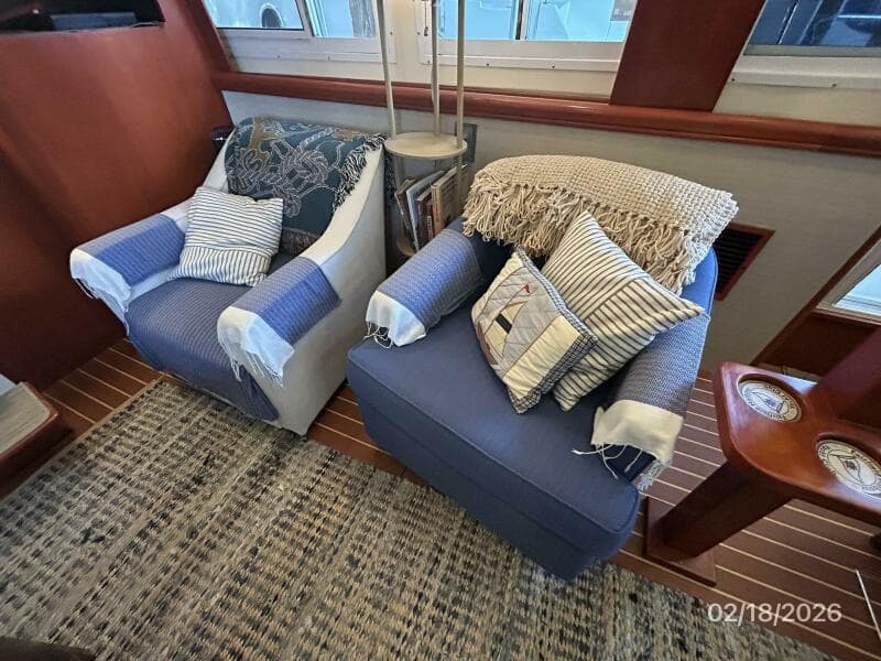 43' Mainship salon port seating
