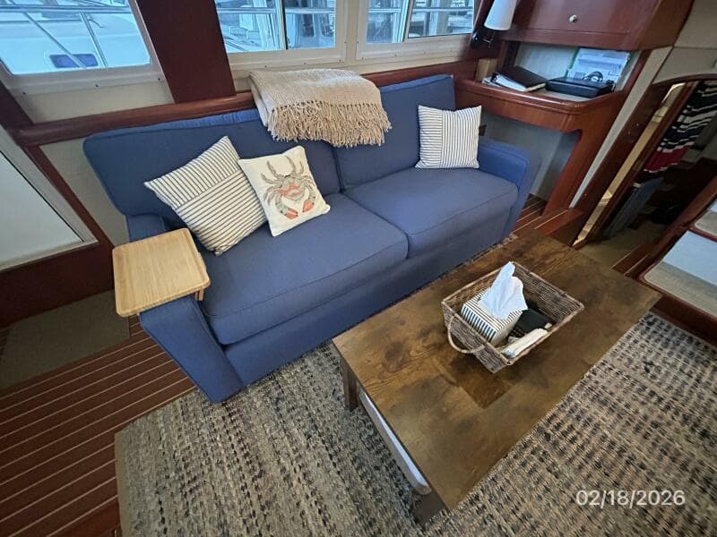 43' Mainship salon starboard seating