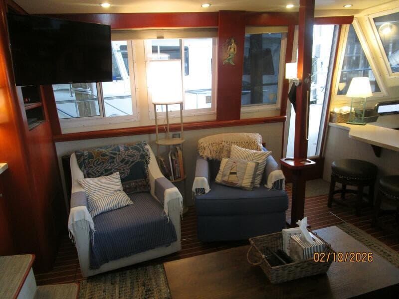 43' Mainship salon port
