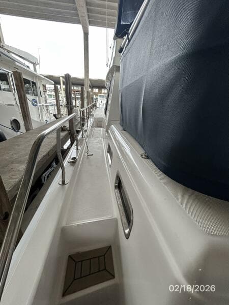 43' Mainship port side deck2
