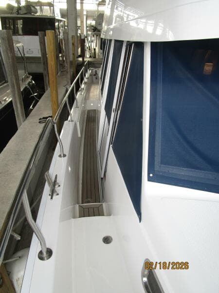43' Mainship starboard side deck1