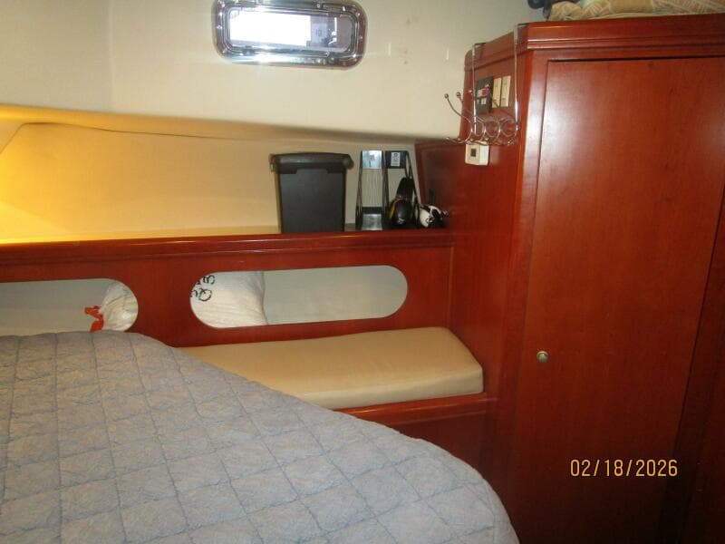 43' Mainship guest stateroom starboard