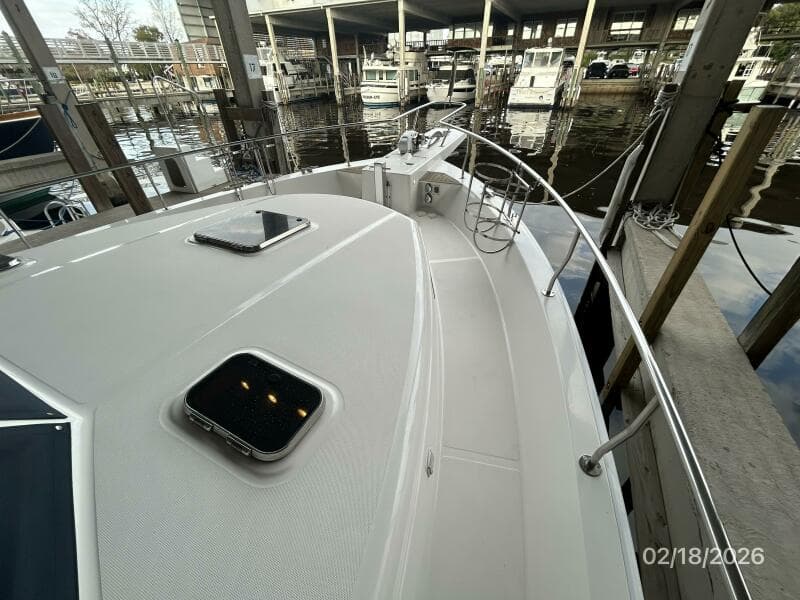 43' Mainship foredeck2