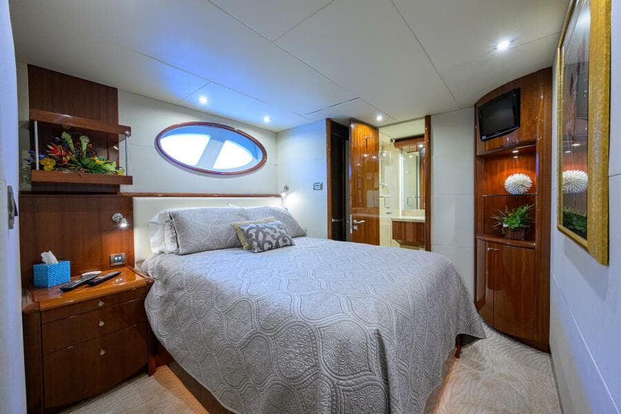 Lazzara 80 WILLYN - Port Guest Stateroom