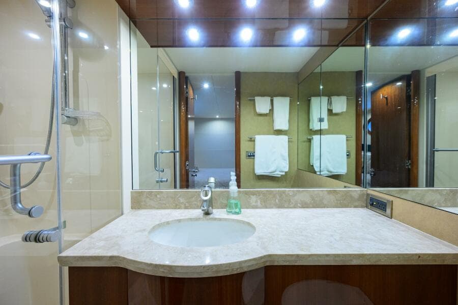 Lazzara 80 WILLYN - Port Guest Head