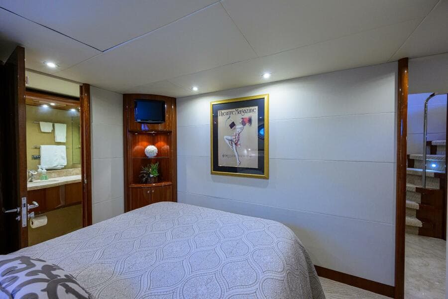 Lazzara 80 WILLYN - Port Guest Stateroom