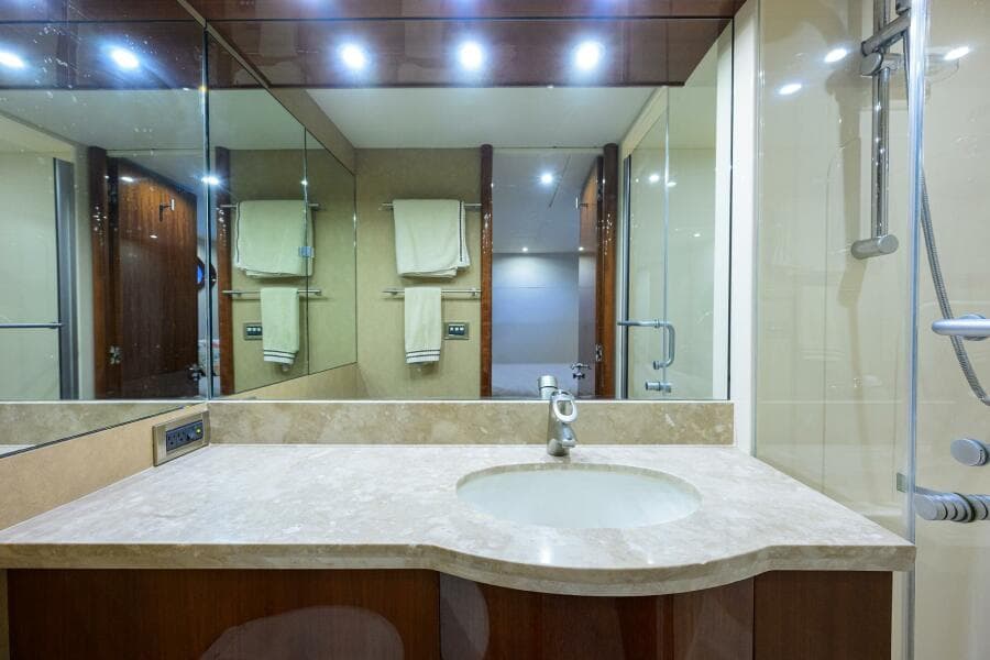 Lazzara 80 WILLYN - Starboard Guest Head