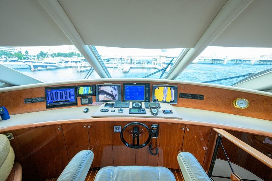 Lazzara 80 WILLYN - Enclosed Flybridge Helm 