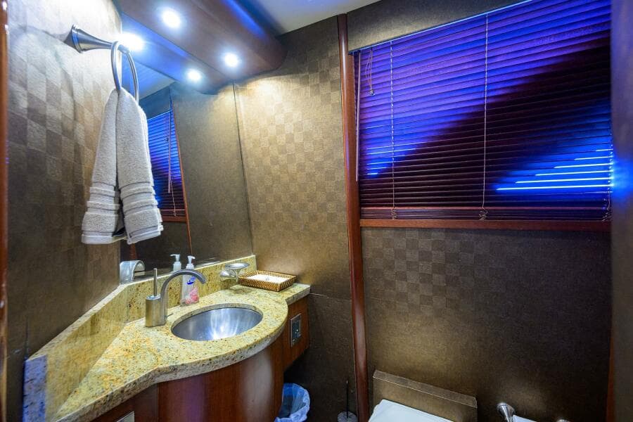 Lazzara 80 WILLYN - Day Head