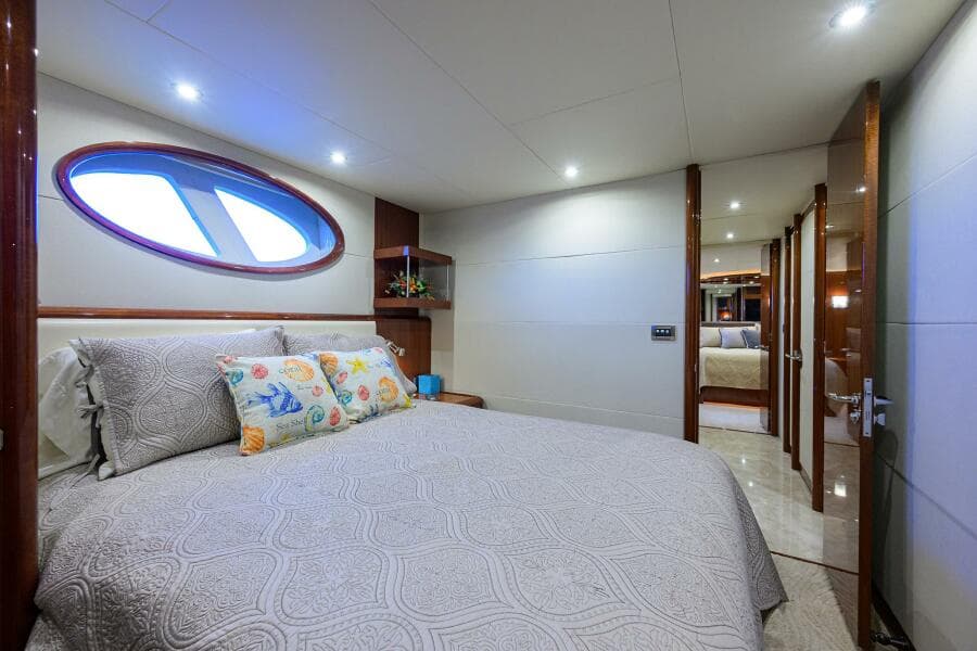 Lazzara 80 WILLYN - Starboard Guest Stateroom