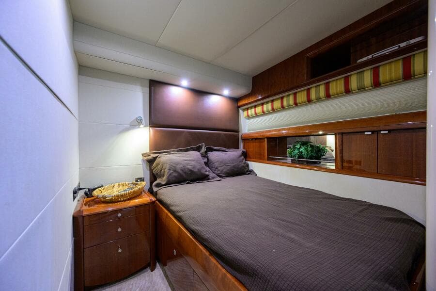 Lazzara 80 WILLYN - Forward Port Guest Stateroom