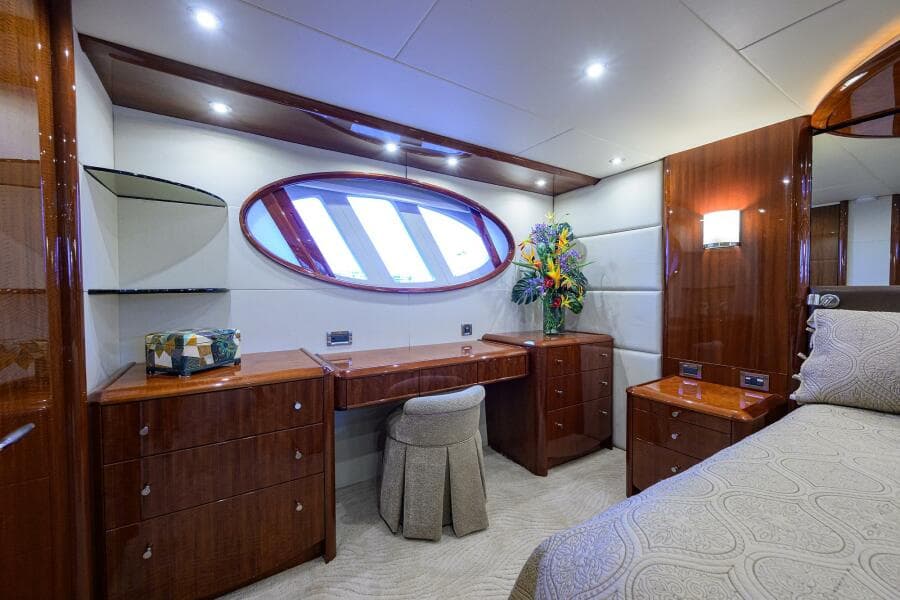Lazzara 80 WILLYN - Master Stateroom