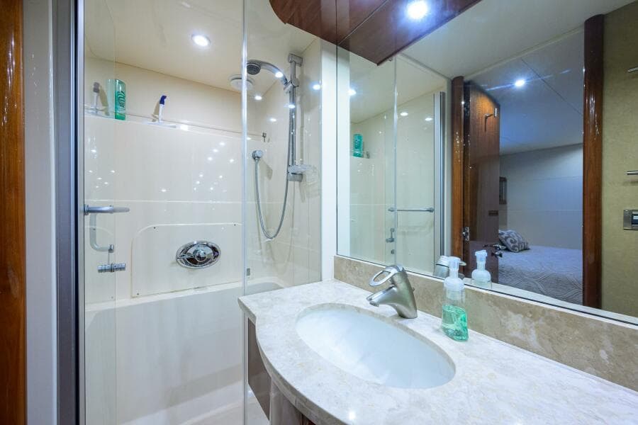 Lazzara 80 WILLYN - Port Guest Head