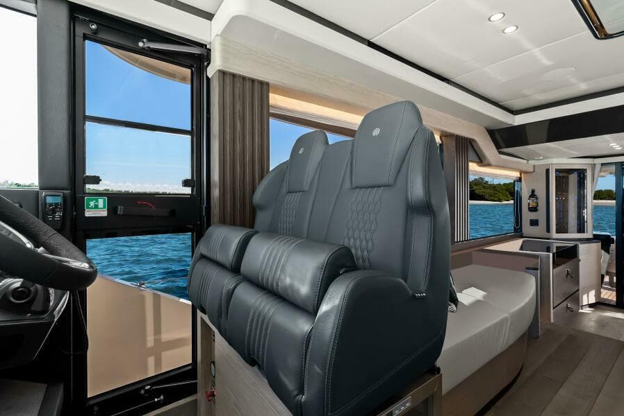 2025 Absolute Navetta 53 - Helm