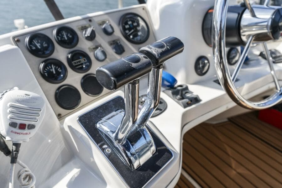 2000 Carver 326 Aft Cabin Motor Yacht