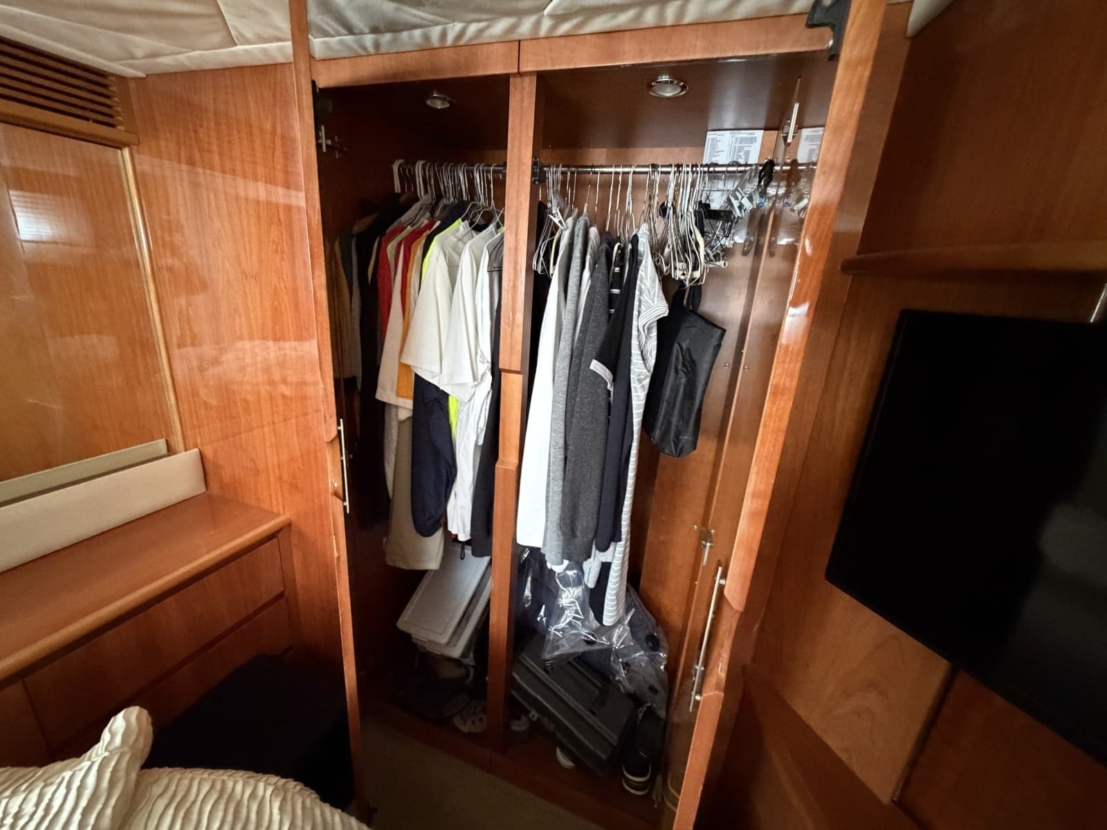 2001 Viking Sport Cruisers V65 Express - Photo 27