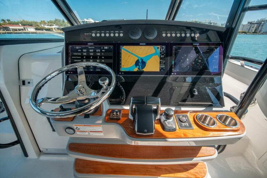 2023 Boston Whaler 420 Outrage