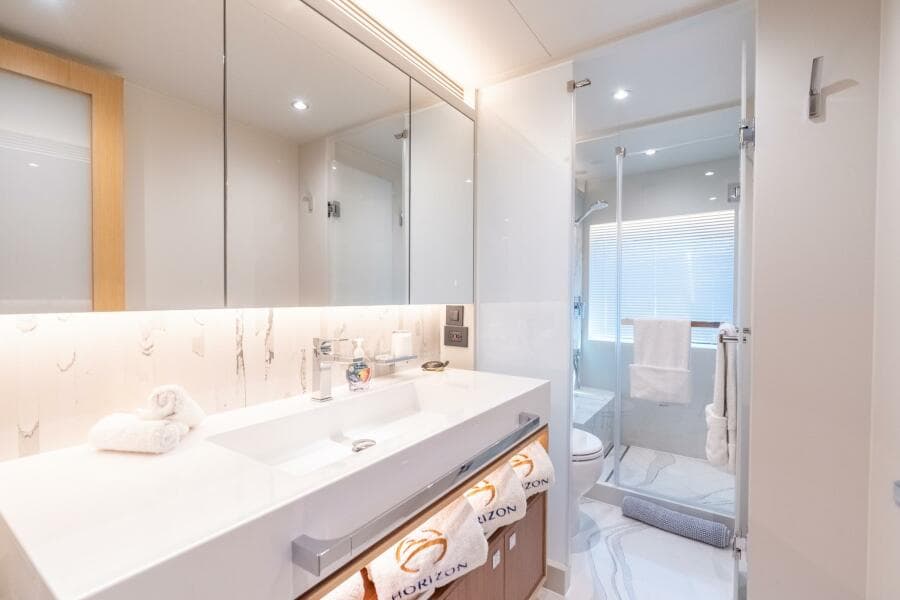 Horizon FD80 SHERI LYNN - Master Stateroom Ensuite Head