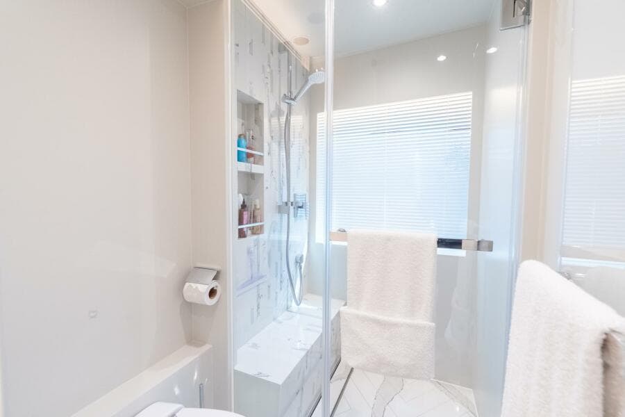 Horizon FD80 SHERI LYNN - Master Stateroom Ensuite Head