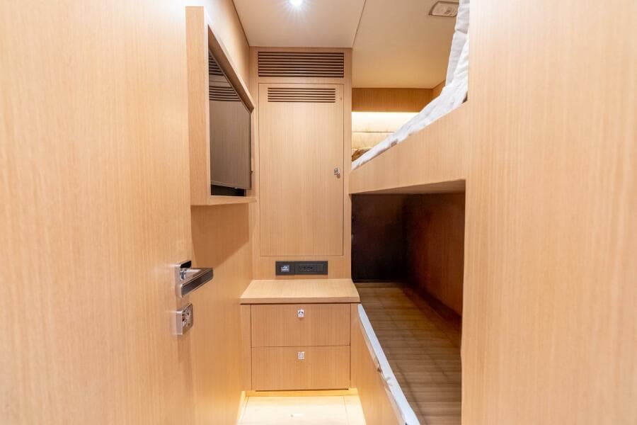 Horizon FD80 SHERI LYNN - Crew Quarters 