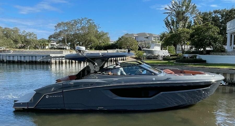 Cruisers Yachts 38 GLS -