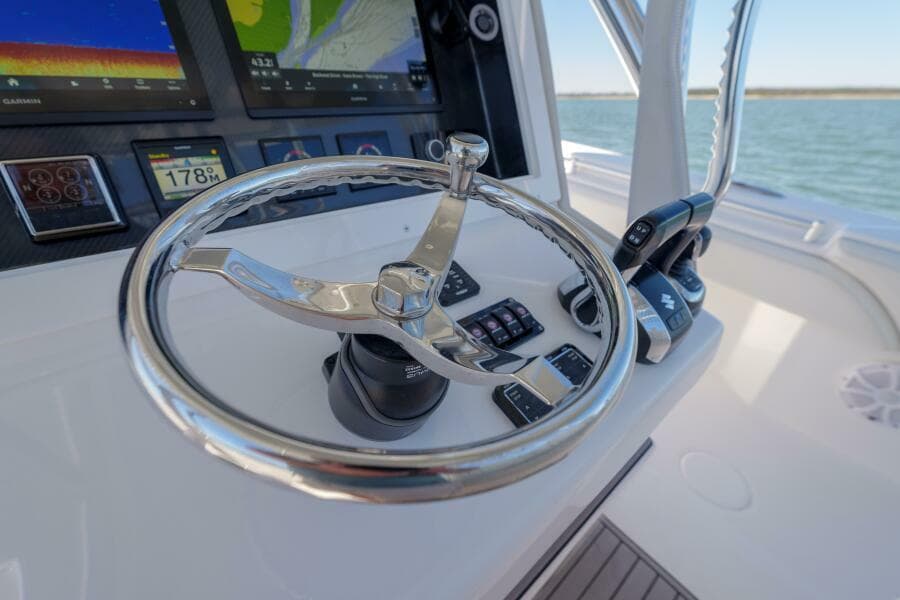 SeaHunter 38 Reel Escape- Helm