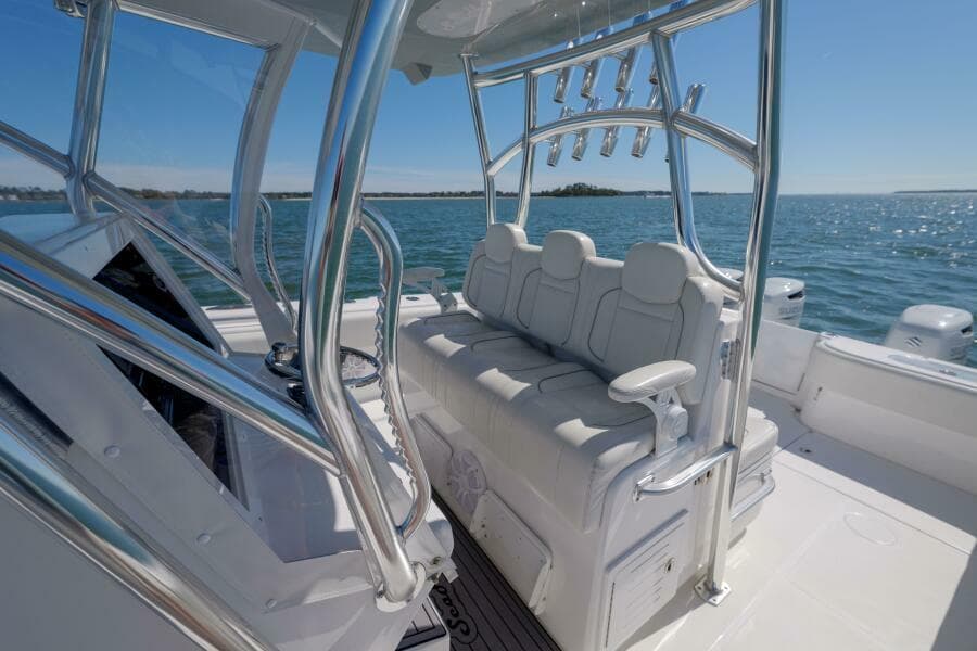 SeaHunter 38 Reel Escape- Helm Seating