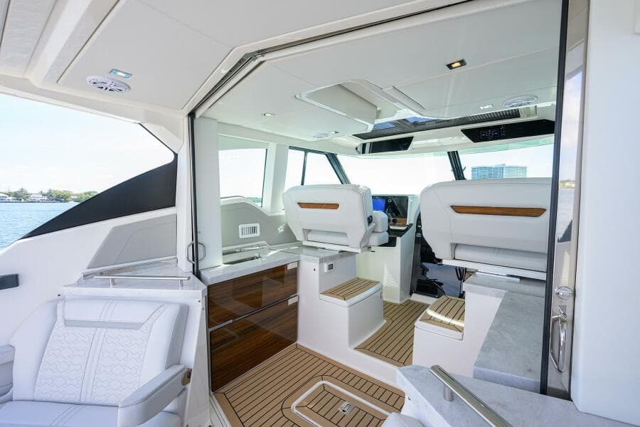 Tiara 43 Mid Cockpit 