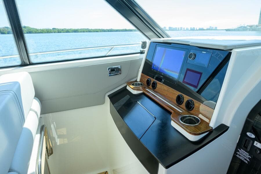 Tiara 43 - Helm Electronics 