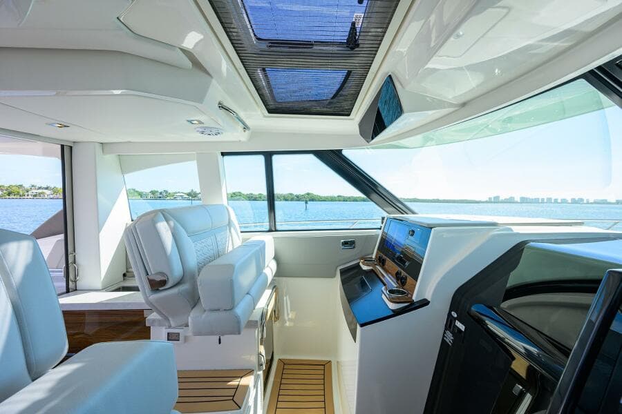 Tiara 43 - Helm Electronics and Seating