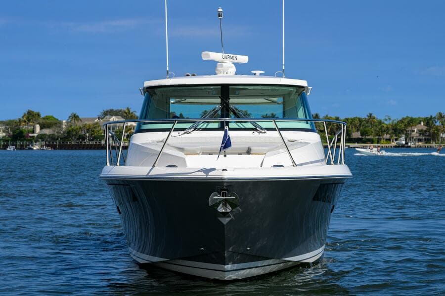 Tiara 43 - Profile, Bow