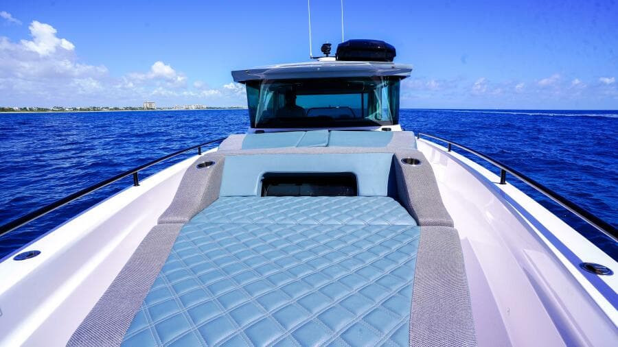 2024 Axopar 37 XC Cross Cabin