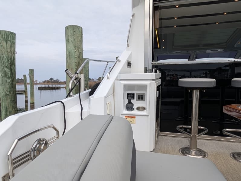 2022 Cruisers Yachts 54 Cantius