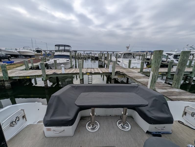 2022 Cruisers Yachts 54 Cantius