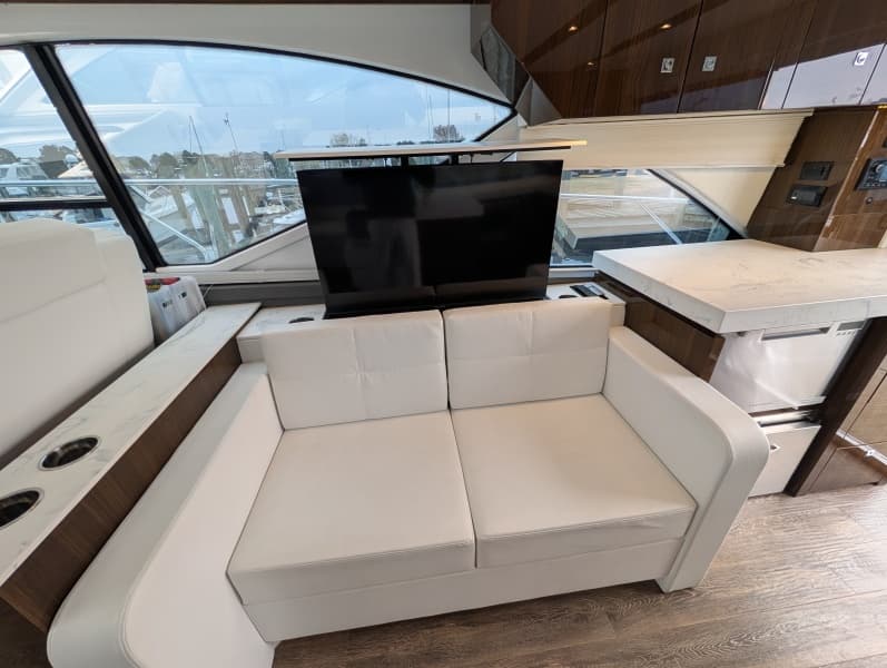 2022 Cruisers Yachts 54 Cantius