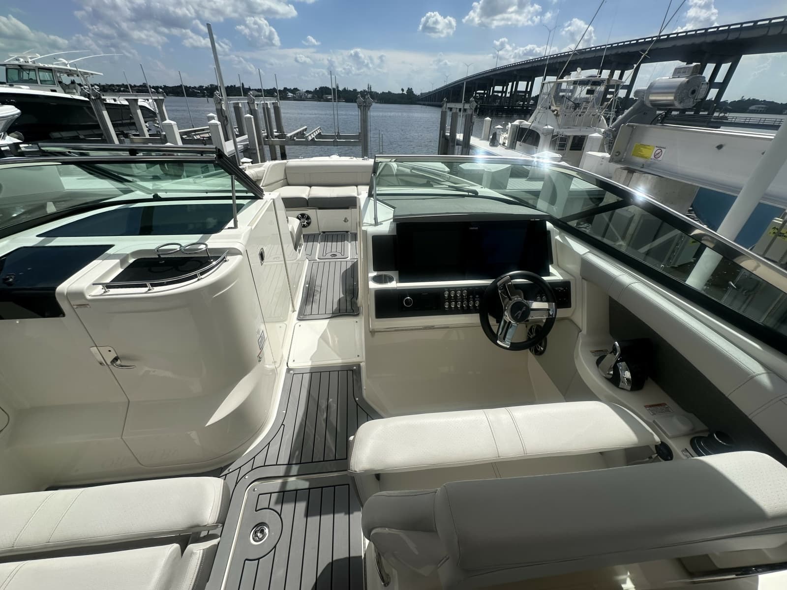 2020 Sea Ray 350 SLX Outboard - Photo 8