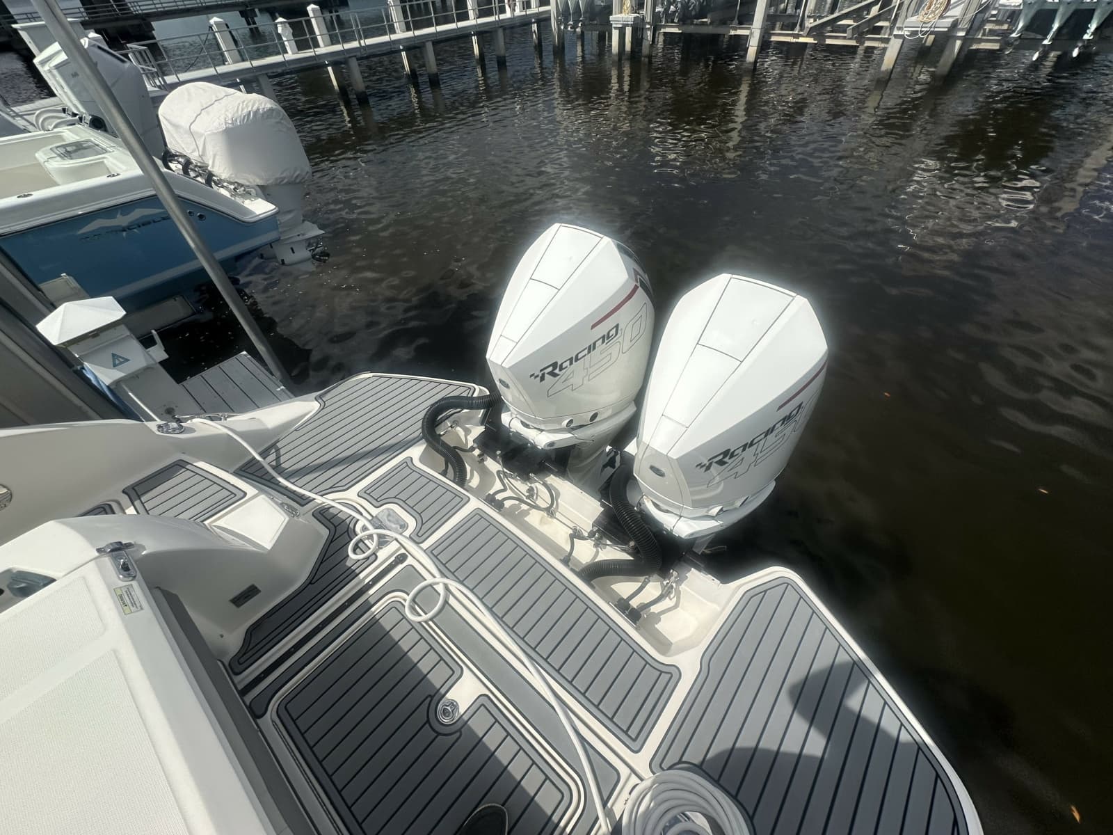 2020 Sea Ray 350 SLX Outboard - Photo 4