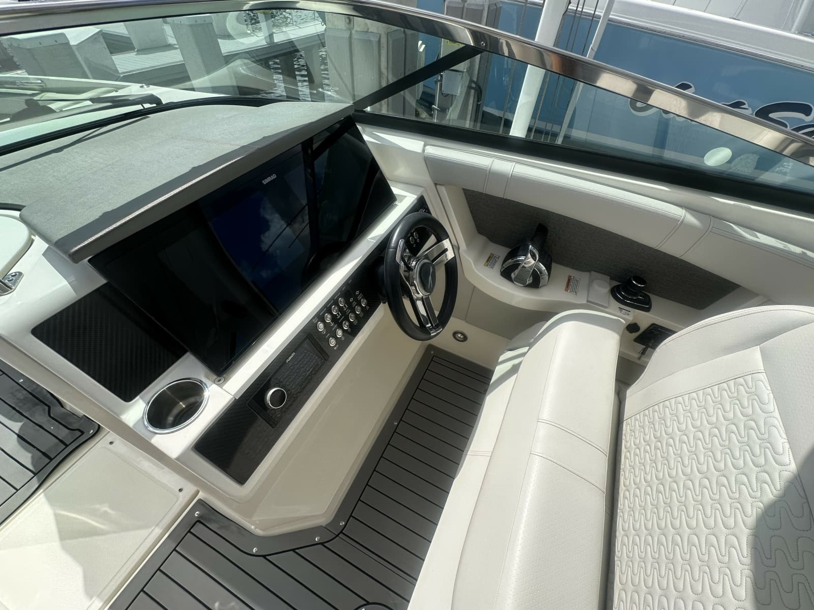 2020 Sea Ray 350 SLX Outboard - Photo 9