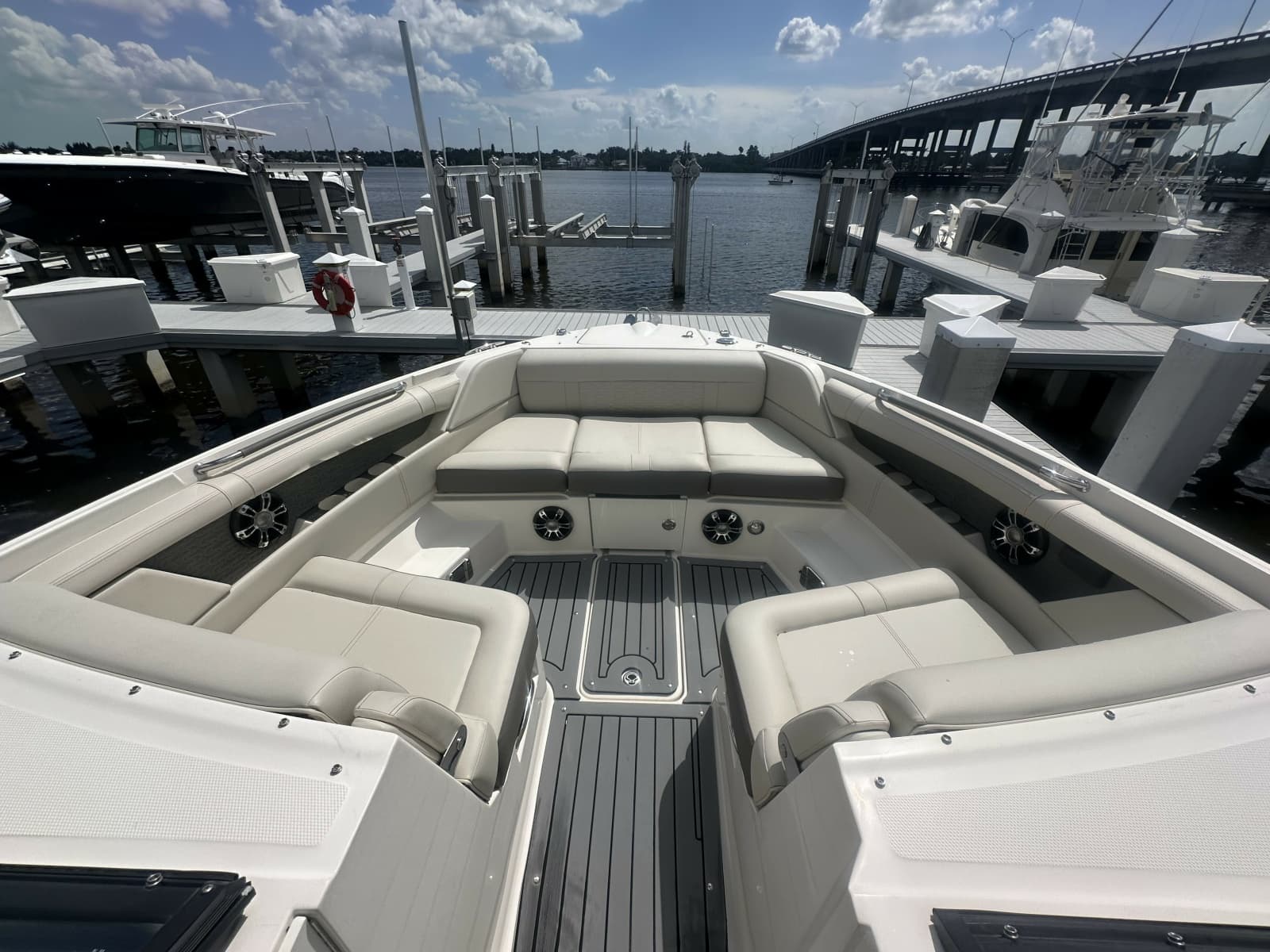 2020 Sea Ray 350 SLX Outboard - Photo 6