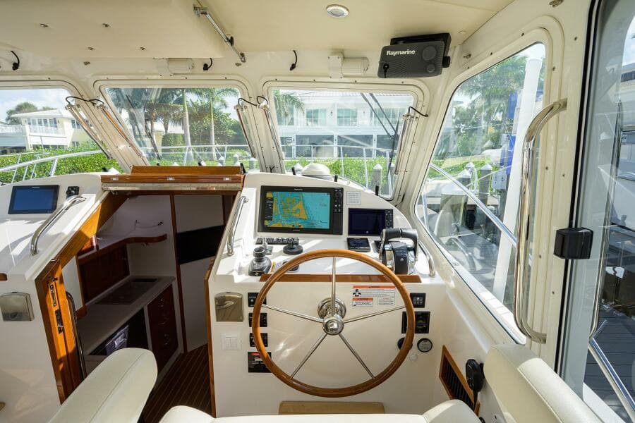 MJM 43 Scout - Exterior Helm