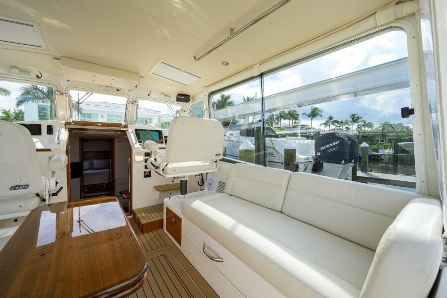 MJM 43 Scout - Exterior Helm