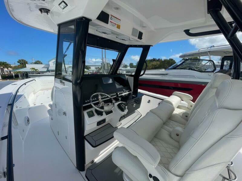 Everglades 335 Center Console -
