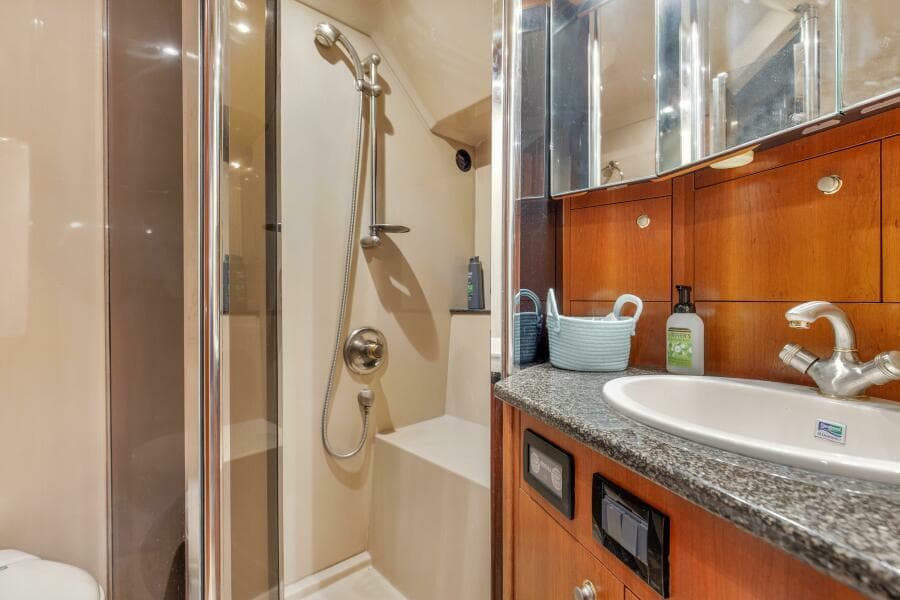 2005 50' Cruisers 500 Express Gratitude Master Head